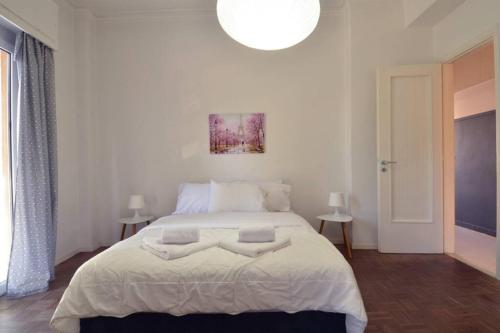 Łóżko lub łóżka w pokoju w obiekcie Kerameikos, a lovely apartment