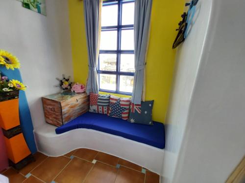 a window seat in the corner of a room at Captain Homestay in Eluan
