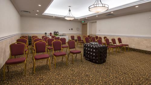 a conference room with a bunch of chairs and a table at Holiday Inn Queretaro Centro Historico by IHG in Querétaro