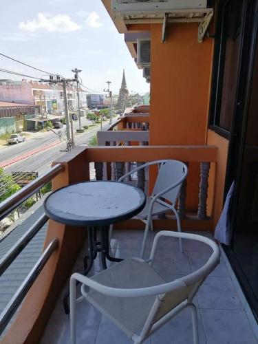 a table and two chairs sitting on a balcony at ศรีกรุงดีลักซ์โฮเตล in Phra Nakhon Si Ayutthaya
