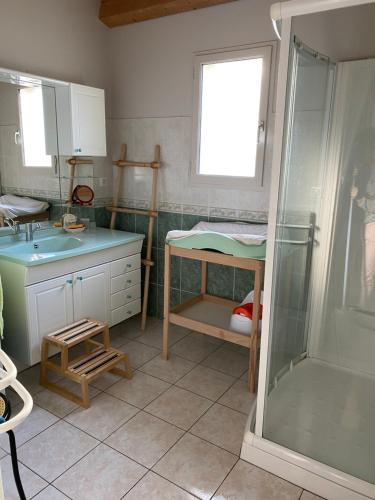 Ett badrum på Maison familiale La Couarde sur Mer