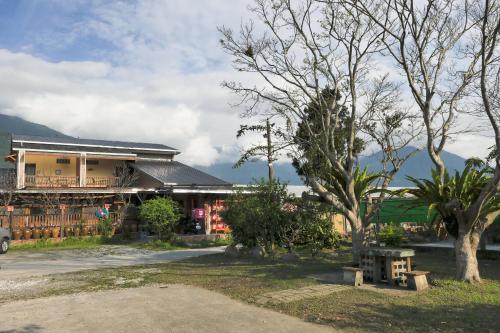 a building with a tree in front of it at Ying Tian Ye Homestay in Jian