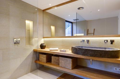 A bathroom at Villa Tamariu