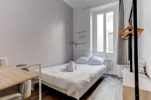 une petite chambre avec un lit et une fenêtre dans l'établissement Marseille - hyper centre- Docks Joliette - maxi 8p, à Marseille