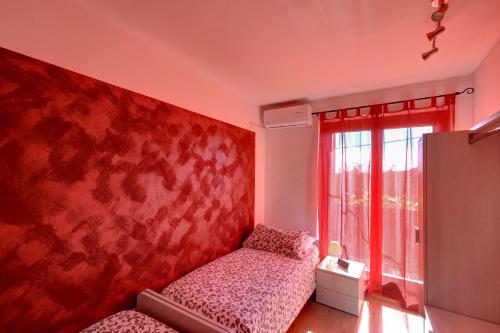 a living room with a couch and a window at Dal Rosso in San Floriano del Cóllio