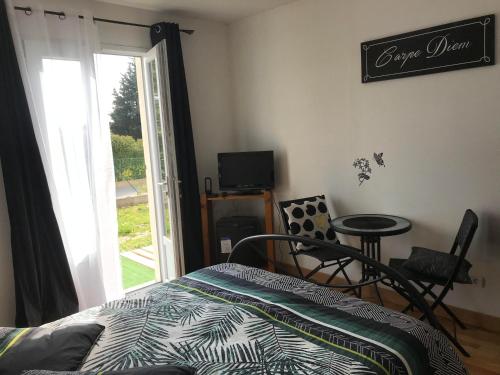 TV a/nebo společenská místnost v ubytování Chambre en Ardèche du Sud