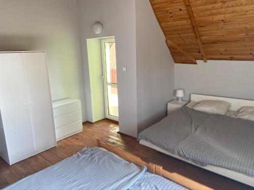 Postel nebo postele na pokoji v ubytování Willa Chańcza