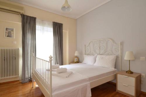 Кровать или кровати в номере Exarchia, a nice and cozy apartment