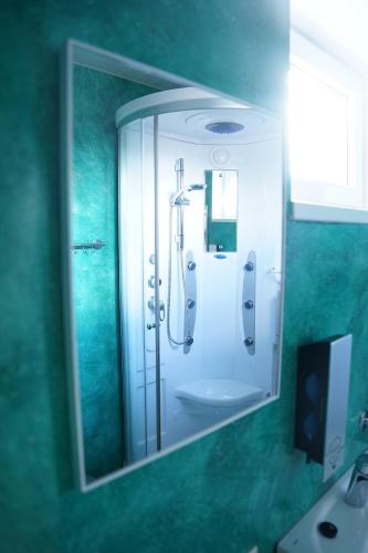 bagno con doccia e specchio di Liivaoja Apartment a Kärdla