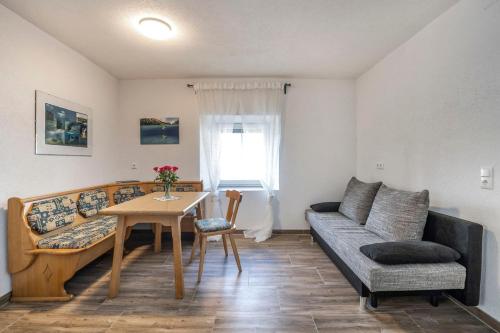 ein Wohnzimmer mit einem Sofa und einem Tisch in der Unterkunft Marinas Ferienwohnungen in Vordernberg