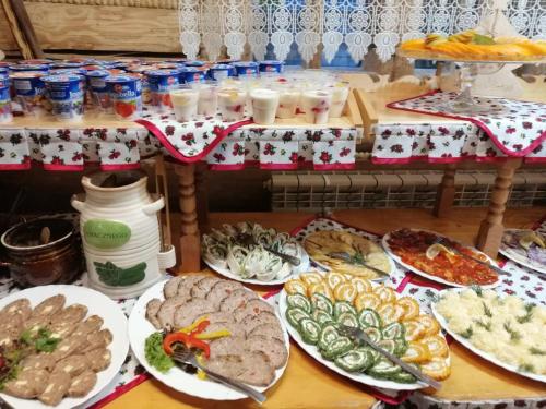 een tafel vol borden eten op een tafel bij Karczma Mikuda - Sauna Basen Jacuzzi z widokiem na góry - Kuligi - Parking in Zakopane