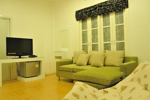 TV a/nebo společenská místnost v ubytování Clear House Phuket