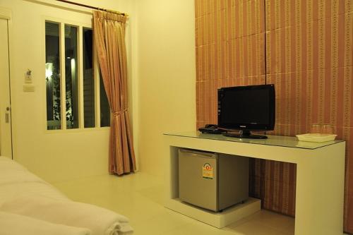 TV a/nebo společenská místnost v ubytování Clear House Phuket