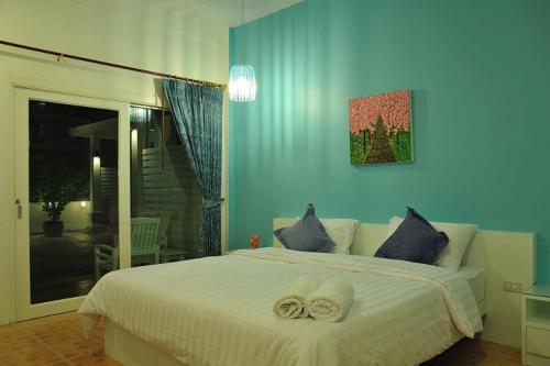 sypialnia z łóżkiem z dwoma ręcznikami w obiekcie Clear House Phuket w mieście Kamala Beach