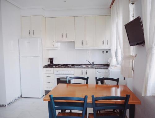 A kitchen or kitchenette at Apartamento La Barrosa, Chiclana