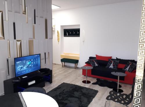 a living room with a couch and a tv at Apartament centrum Sienkiewicza WIEŻA EIFFLA PROMENADA -KLIMATYZACJA- WYJĄTKOWY in Kielce