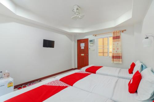 Кровать или кровати в номере OYO 799 Pudsadee Hotel