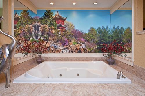 Bathroom sa Holiday Inn Express & Suites - Sharon-Hermitage, an IHG Hotel