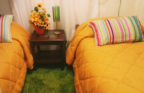 Postelja oz. postelje v sobi nastanitve Alojamiento en Chillán