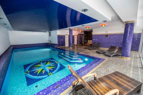 Bazén v ubytování Spa & Wellness Hotel St. Moritz nebo v jeho okolí