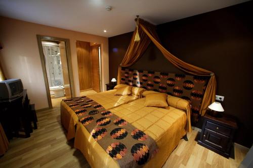 1 dormitorio con 1 cama grande con dosel en Posada Real La Yensula en El Puente