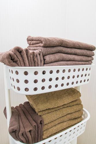 a white basket filled with towels on a shelf at AMP FLAT Tenjin Minami Ⅱ in Fukuoka