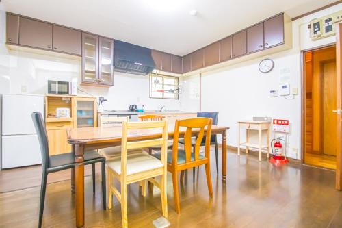 una cucina con tavolo da pranzo e sedie di AMP FLAT Tenjin Minami Ⅱ a Fukuoka