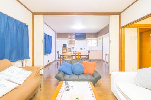 un soggiorno con un divano e un tavolo di AMP FLAT Tenjin Minami Ⅱ a Fukuoka