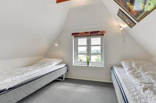 En eller flere senge i et værelse på Thatched Holiday Home in Struer, Jutland with a view