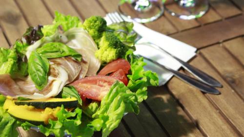 ホテルの敷地内または近くでの食事または食べ物