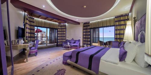 Postel nebo postele na pokoji v ubytování Selectum Luxury Resort Belek