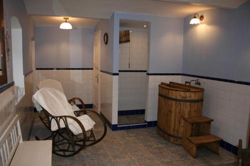 カシュペルスケー・ホリにあるPension GRANTLのバスルーム(シャワー、木製の樽付)
