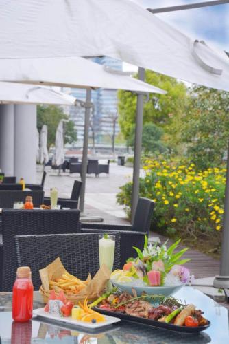 Jídlo v hotelu nebo okolí