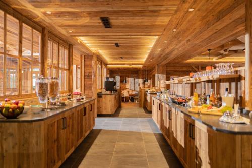 cocina grande con suelo y paredes de madera en Hotel Adler - Paulas Alb, en Ehingen