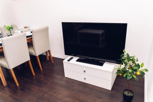 Televisyen dan/atau pusat hiburan di Detached Coach House