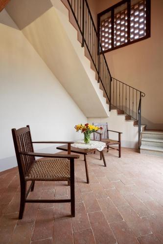 a room with two benches and a table and stairs at Podere di Moiata in Campestri