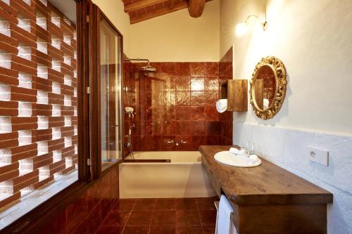 a bathroom with a sink and a bath tub at Podere di Moiata in Campestri