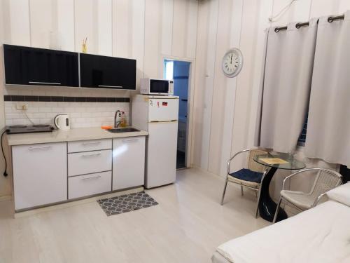 Кухня або міні-кухня у Pinsker Garden Apartment - Petah Tikva