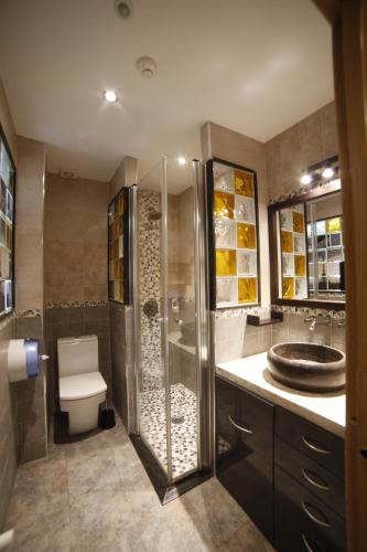 パラス・デ・レイにあるZendoiraのバスルーム(トイレ、シャワー、シンク付)