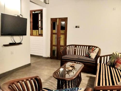 Televisyen dan/atau pusat hiburan di Family Home