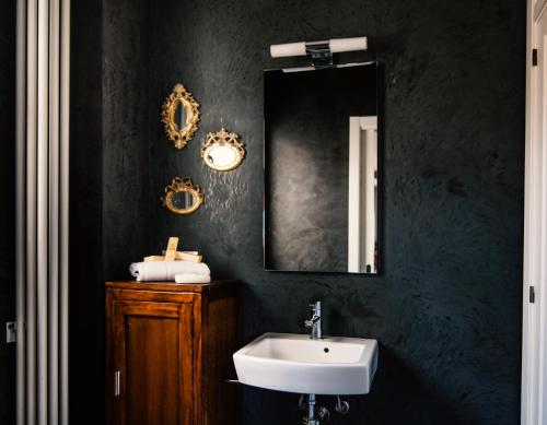a bathroom with a sink and a mirror at La Casa dels Abeuradors in Gandesa