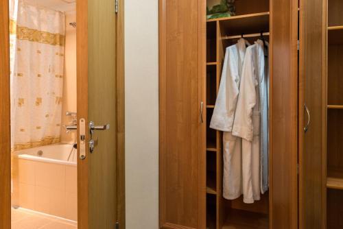 A bathroom at Polist Hotel