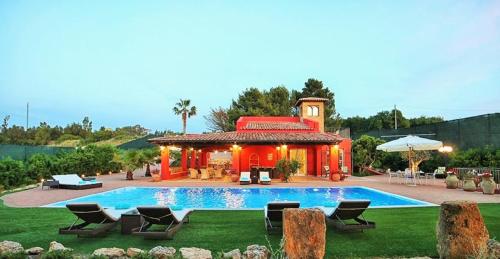 una piscina con cenador junto a una casa en Dimora A' Turri di GN Real Escapes, en Ribera