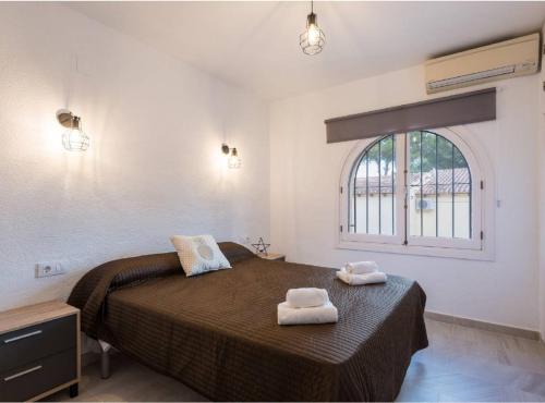 テウラーダにあるApartment Oviedo - Plusholidaysのベッドルーム1室(ベッド1台、タオル2枚付)