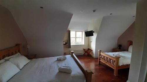 a bedroom with two beds and a window at Inspiration Lodge in Anascaul