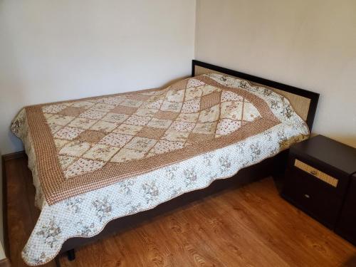 モスクワにあるMoskvorechyeのベッドルームに掛け布団付きのベッド1台