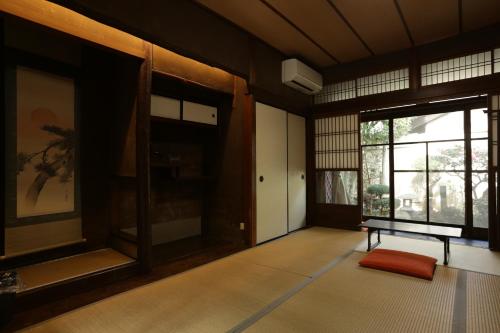 京都市にあるGuesthouse KYOTO COMPASSのベンチと窓のある空の部屋