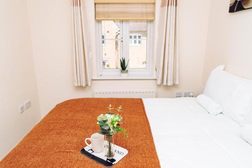 Llit o llits en una habitació de Comfortable Colchester Home