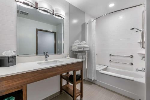 Ванная комната в Comfort Suites Stuart-Hutchinson Island