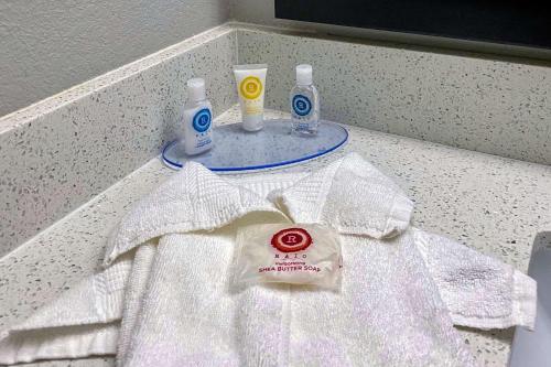 una camisa blanca en un mostrador con dos botellas de limpiador en Comfort Inn Owasso – Tulsa en Owasso